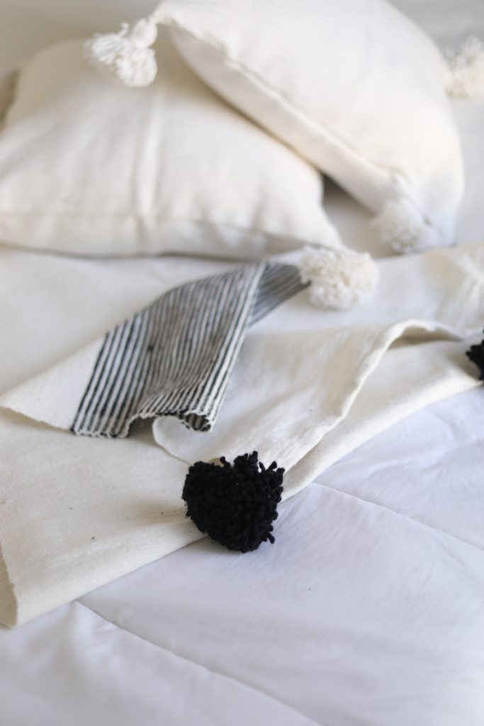 Parure de lit noir et blanc avec pompon noir incluant une grande couverture 2x3metres et 2 housse de coussins 