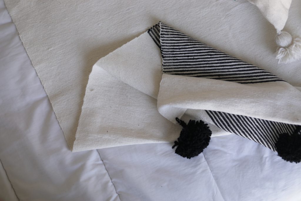 Grande couverture en coton naturel tisse avec bord a pompon 