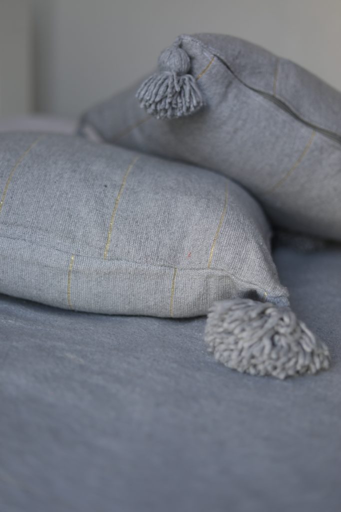 Ensemble parure de lit gris avec pompon Tanger incluant une couverture et deux housses de coussin