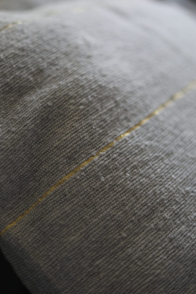 Grande couverture 2x3 mètres en coton gris avec en finitions des pompons 